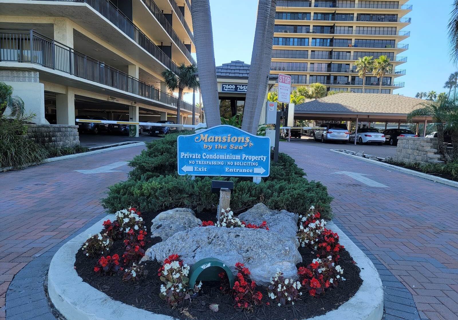 commercial-landscape-maintenance-condo-entrance Commercial Landscpae Maintenance Condo Entrance